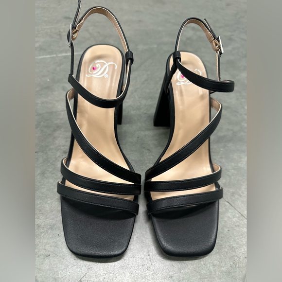 NWT!! BASIC BLACK SQUARE FRONT STRAPPY CHUNKY HEEL - Picture 8 of 12